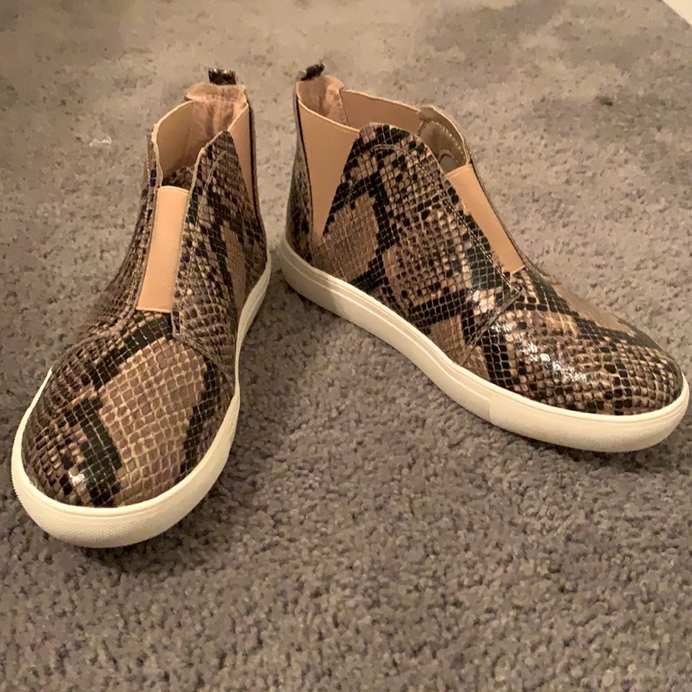 Women’s high top sneaker